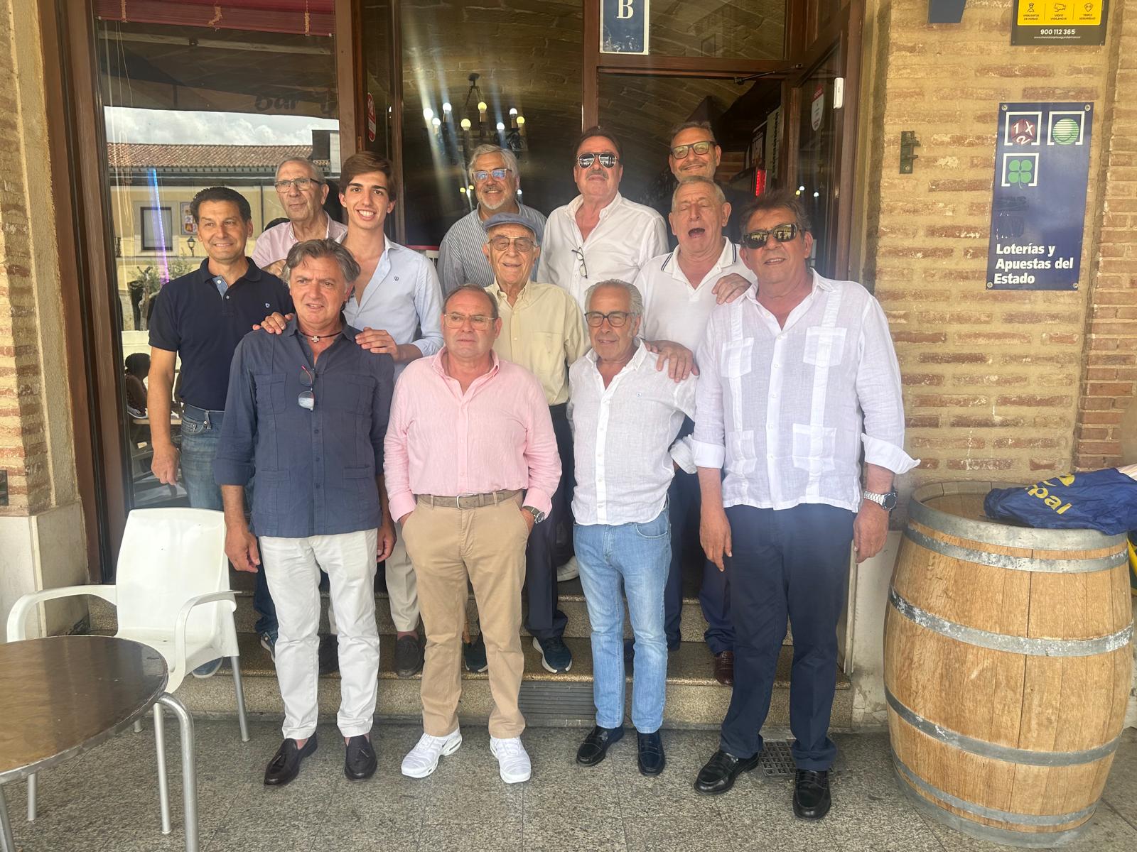 Miembros de la Peña Taurina Julio Norte junto al torero