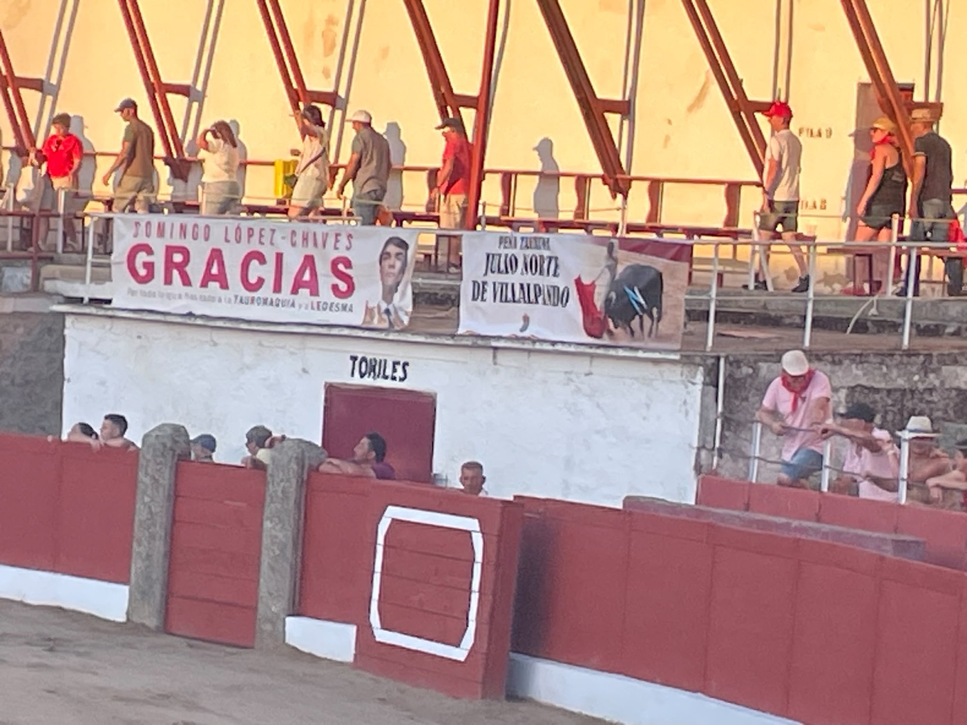Pancarta de la Peña Taurina Julio Norte de Villalpando en la plaza de Ledesma