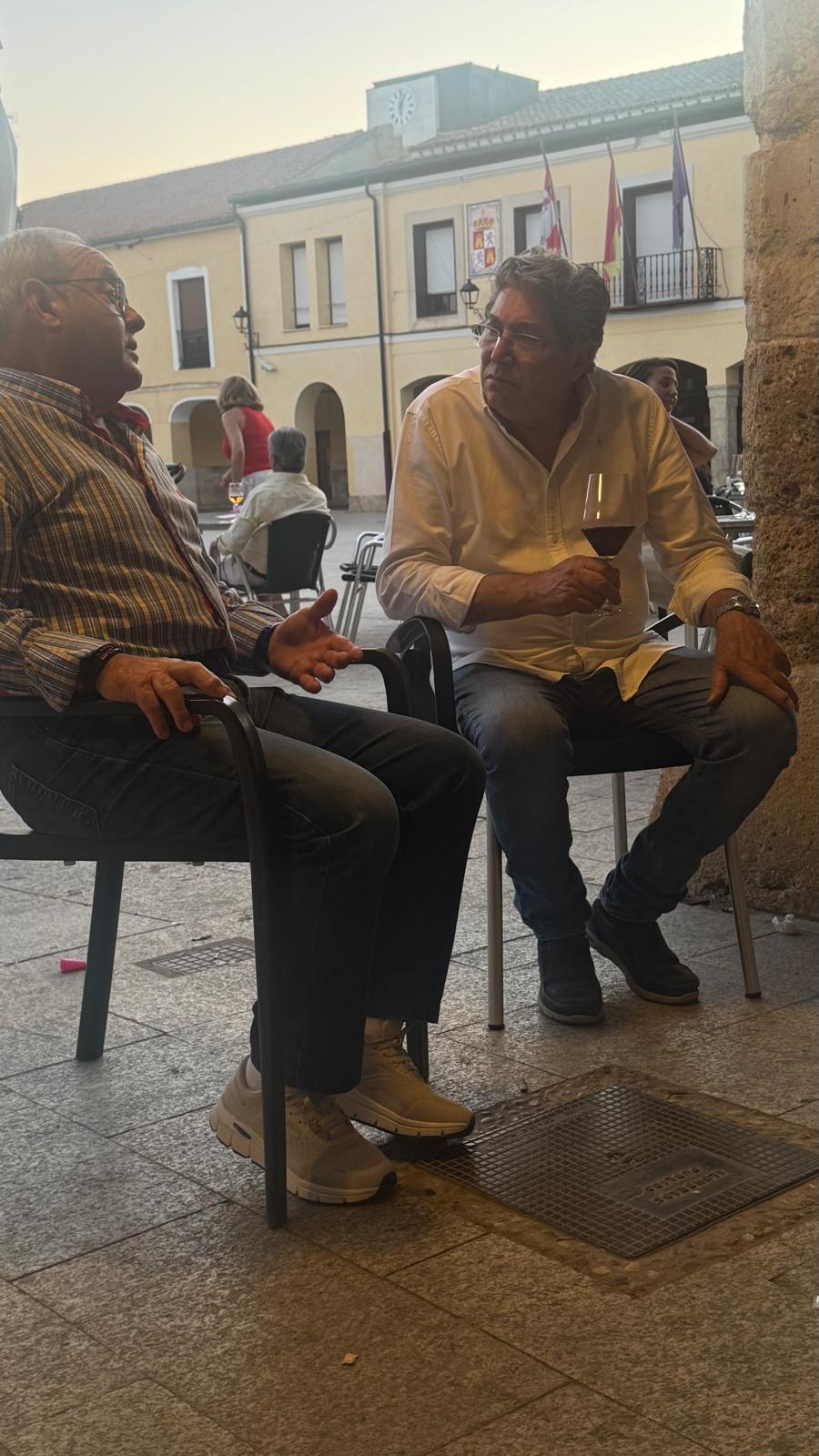 Miembros de la peña de tertulia en la plaza